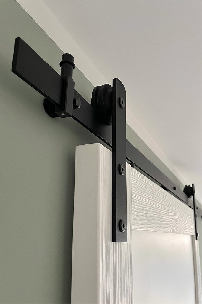 Czarny system przesuwny z białymi drzwiami przesuwnymi w stylu nowoczesnym