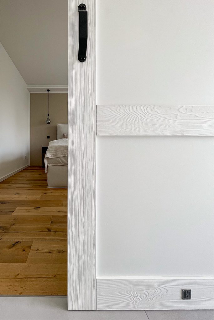 białe drzwi do sypialni wykonane z litego drewna głęboko szczotkowanego