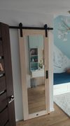 drewniane drzwi przesuwne z lustrem do małej garderoby