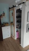 drewniane drzwi przesuwne z lustrem do małej garderoby