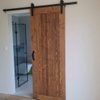 drewniane drzwi przesuwne z lustrem zamykające łazienkę