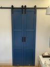 wąskie niebieskie drzwi przesuwne do garderoby