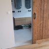 drewniane drzwi przesuwne z lustrem zamykające łazienkę