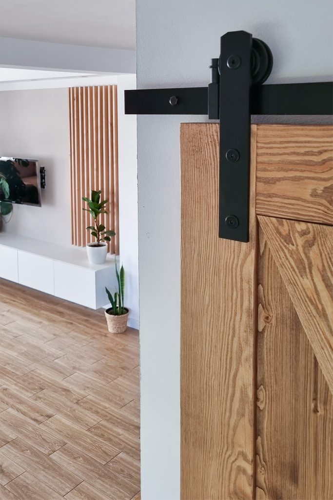 czarny system przesuwny do drzwi z litego drewna