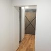 duże drzwi przesuwne z drewna i metalu