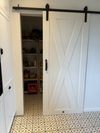 białe drewniane drzwi przesuwne do spiżarni