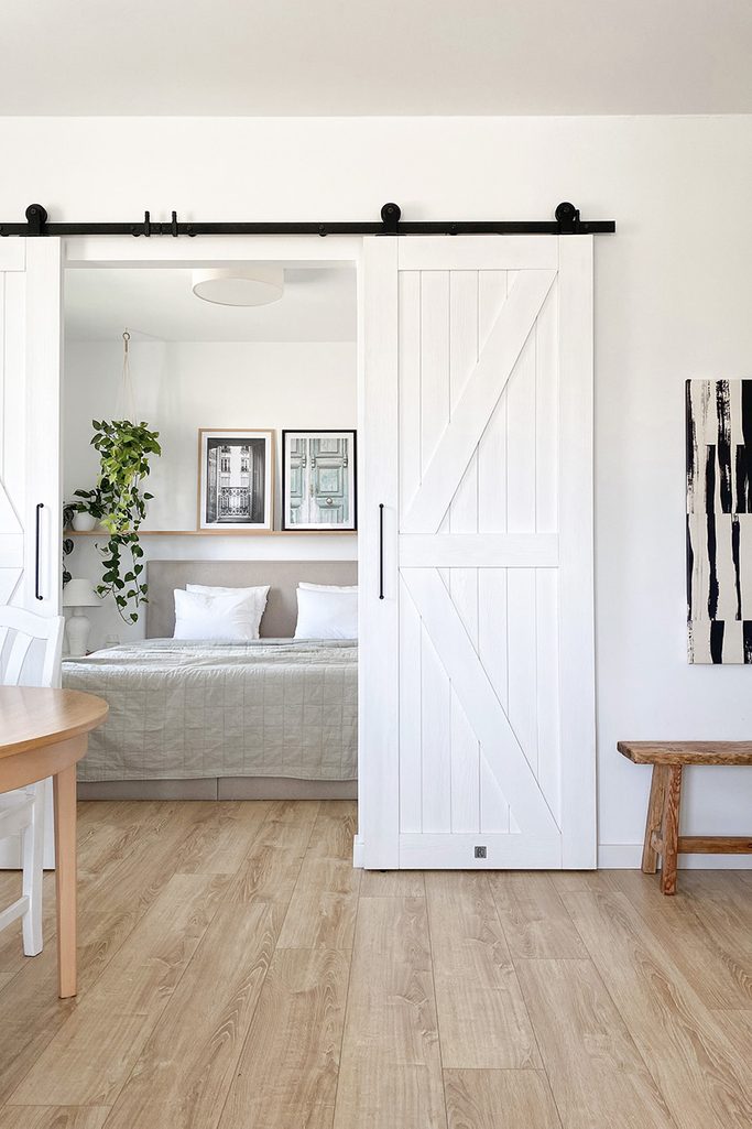 podwójne białe drzwi przesuwne do sypialni
