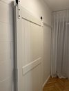 białe drzwi przesuwne z białym systemem przesuwnym do łazienki