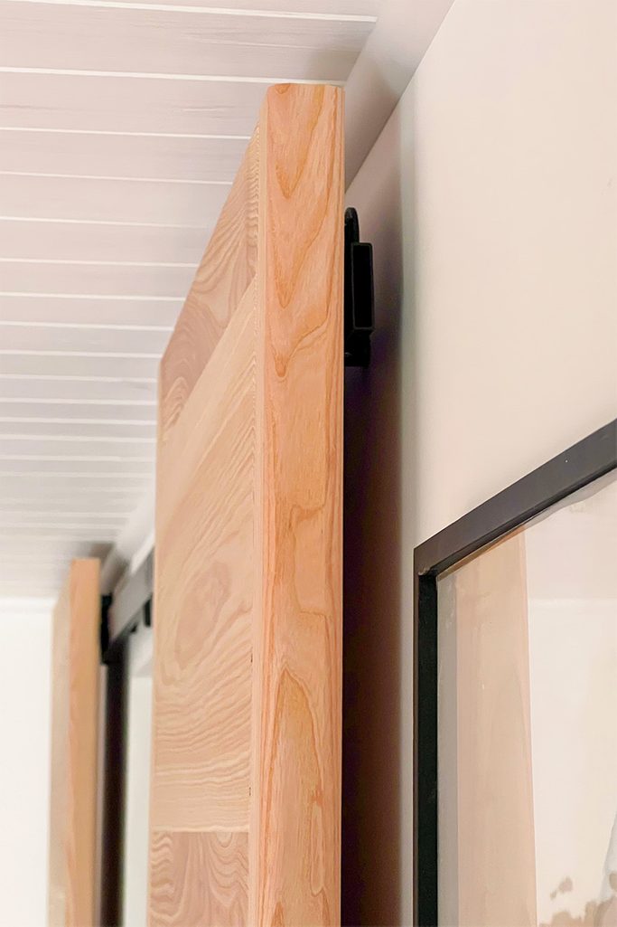 minimalistyczne drzwi z litego drewna