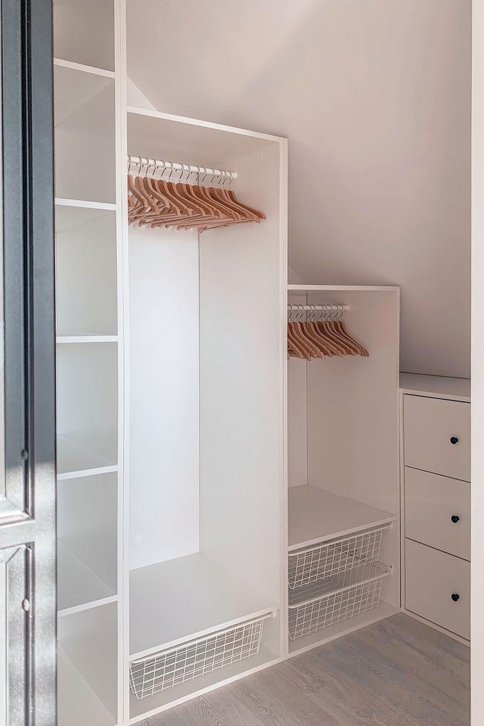 biała zabudowa małej garderoby na poddaszu