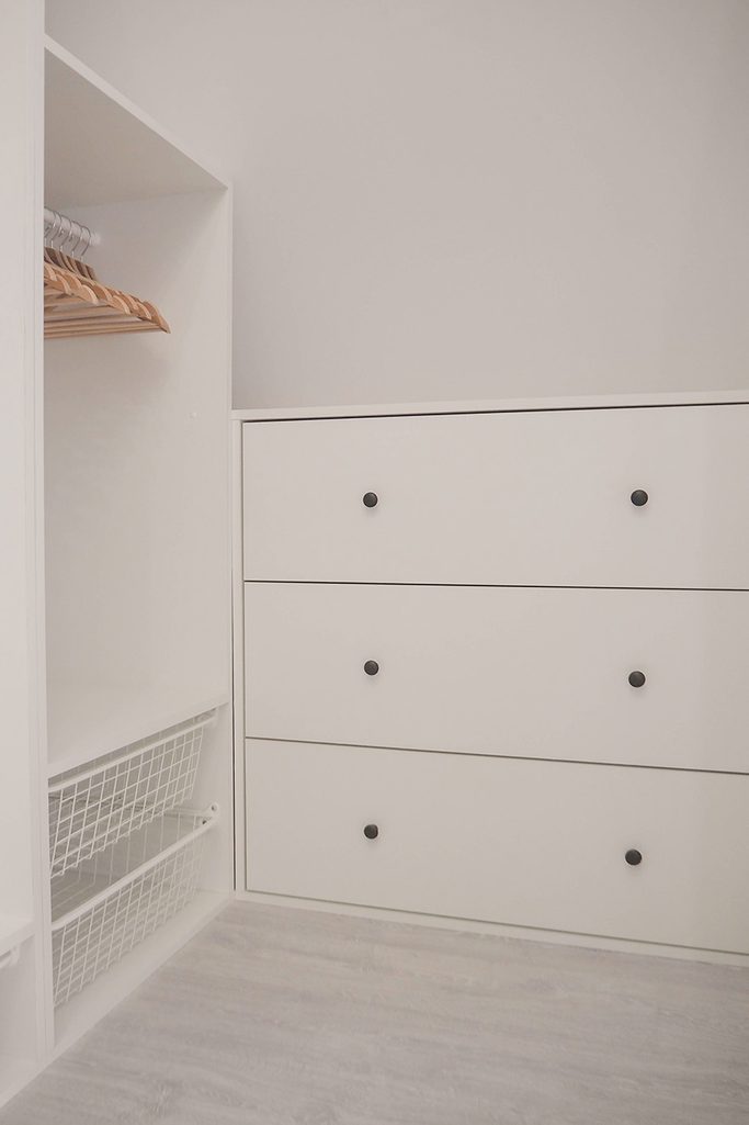 biała zabudowa małej garderoby na poddaszu