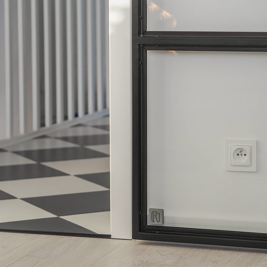 przezroczyste szklane drzwi w czarnej metalowej ramie