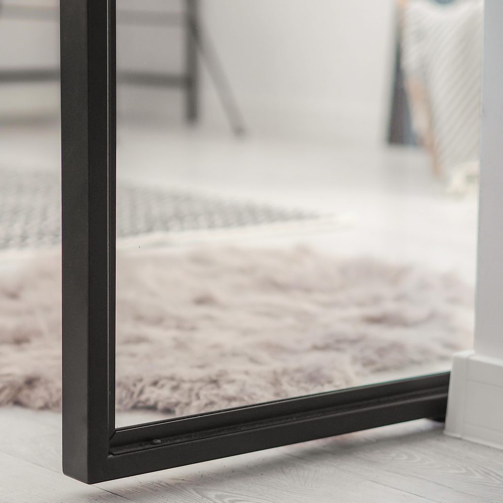 przezroczyste szklane drzwi w czarnej metalowej ramie