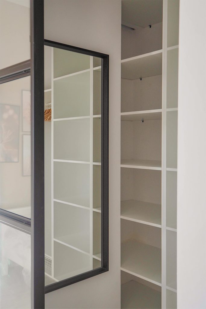 czarne duże lustro na ścianie w garderobie