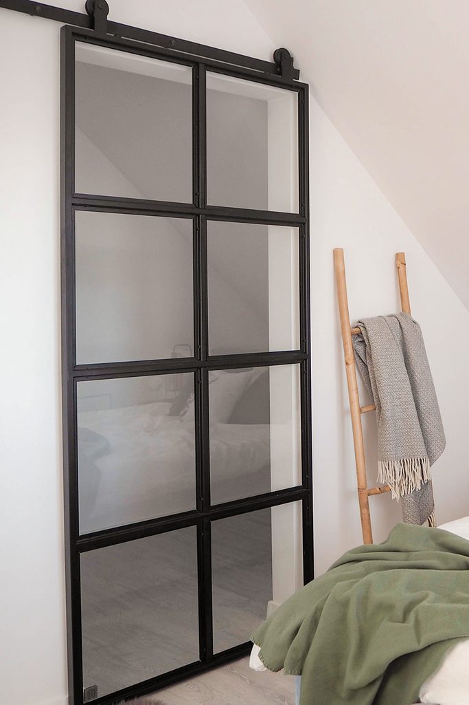 loftowe drzwi z transparentnym szkłem w wejściu do garderoby