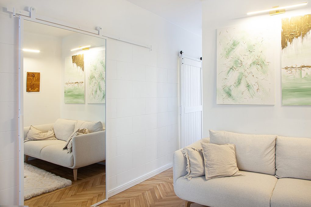 drzwi przesuwne z lustrem do garderoby w małym mieszkaniu