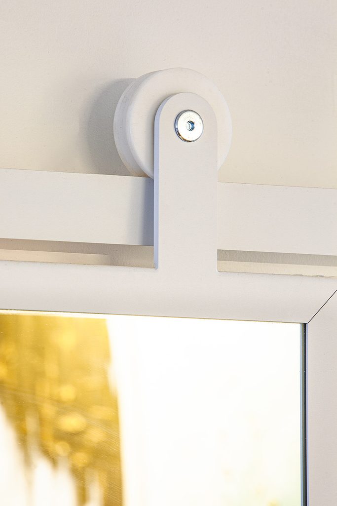 drzwi przesuwne z lustrem w białej metalowej ramie