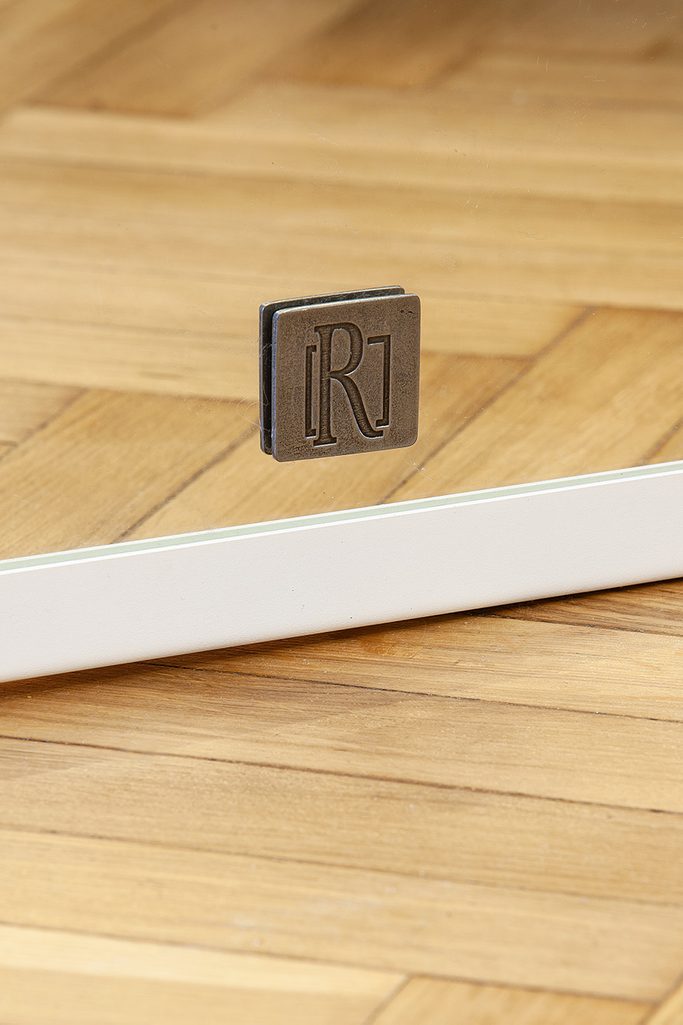 lustro w białej metalowej ramie