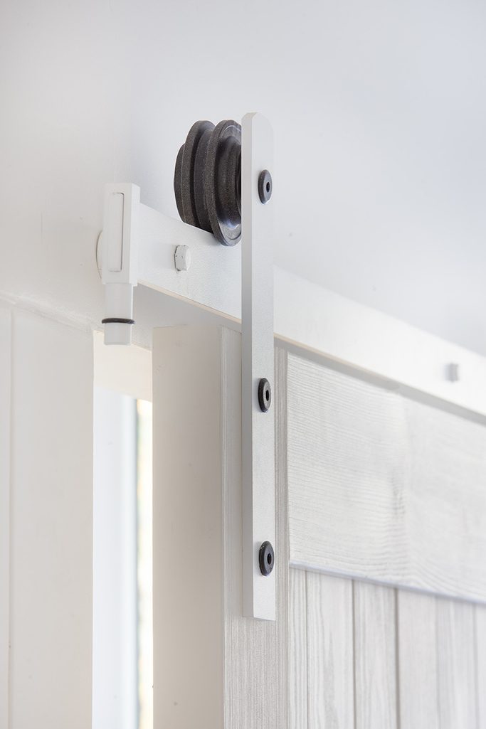 biały system przesuwny do białych drzwi drewnianych