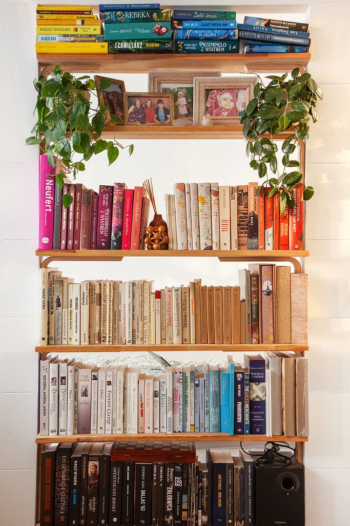 regał na książki w małym mieszkaniu