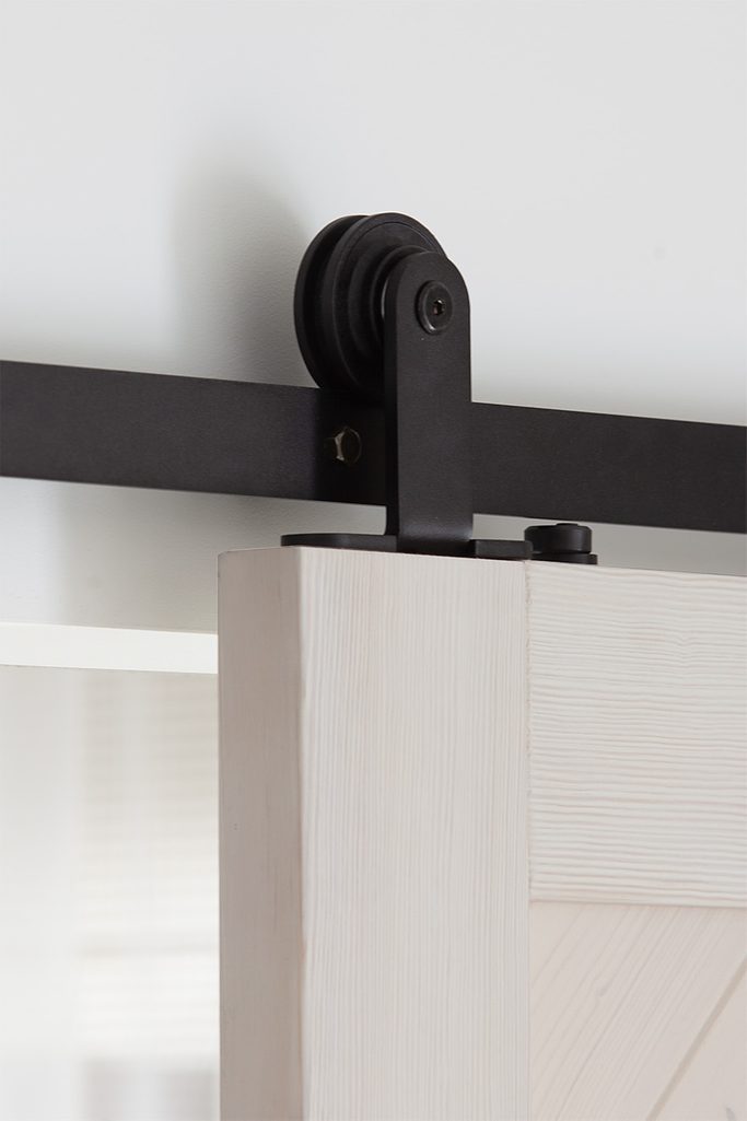 czarny system przesuwny do białych drzwi