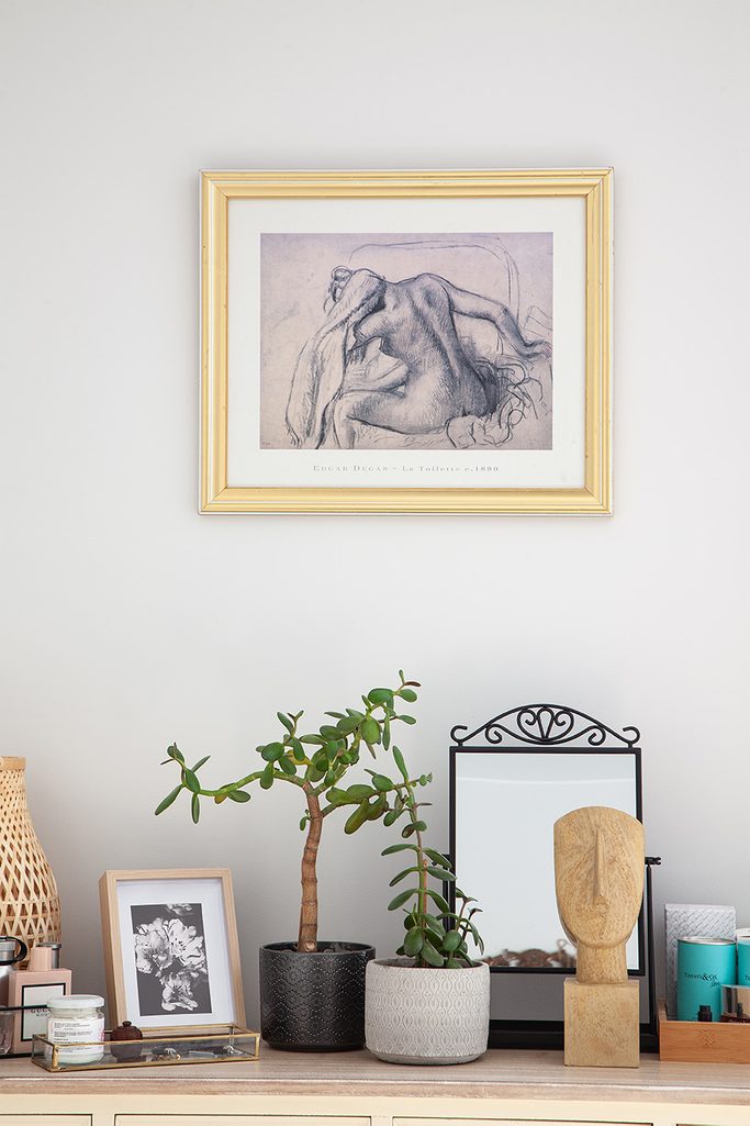 rośliny i dekoracje na blacie komody