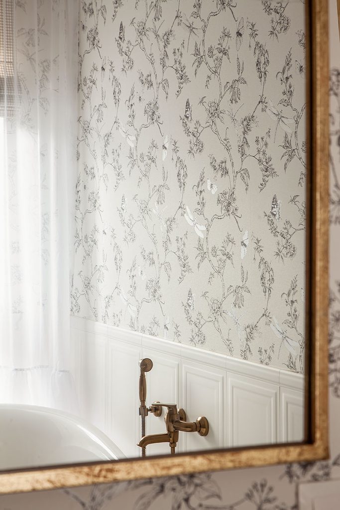 tapeta z motywem roślinnym na ścianie w łazience