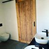 drewniane drzwi przesuwne w nowoczesnej łazience