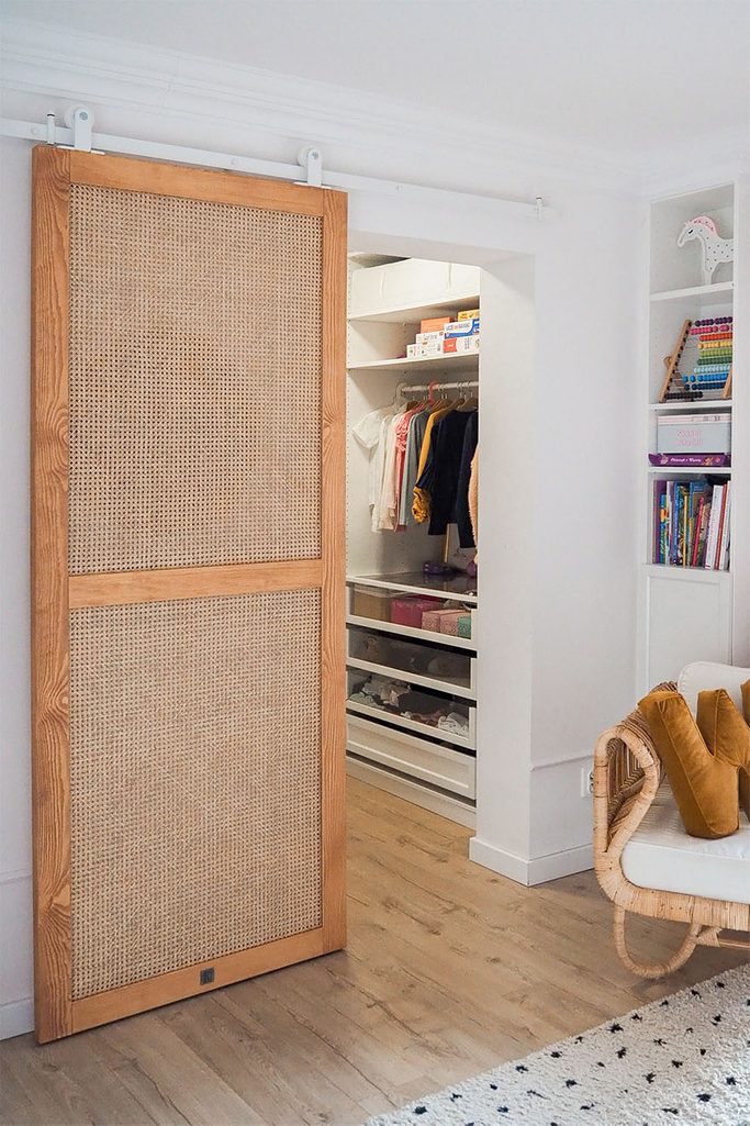 drzwi przesuwne z rattanem do małej garderoby