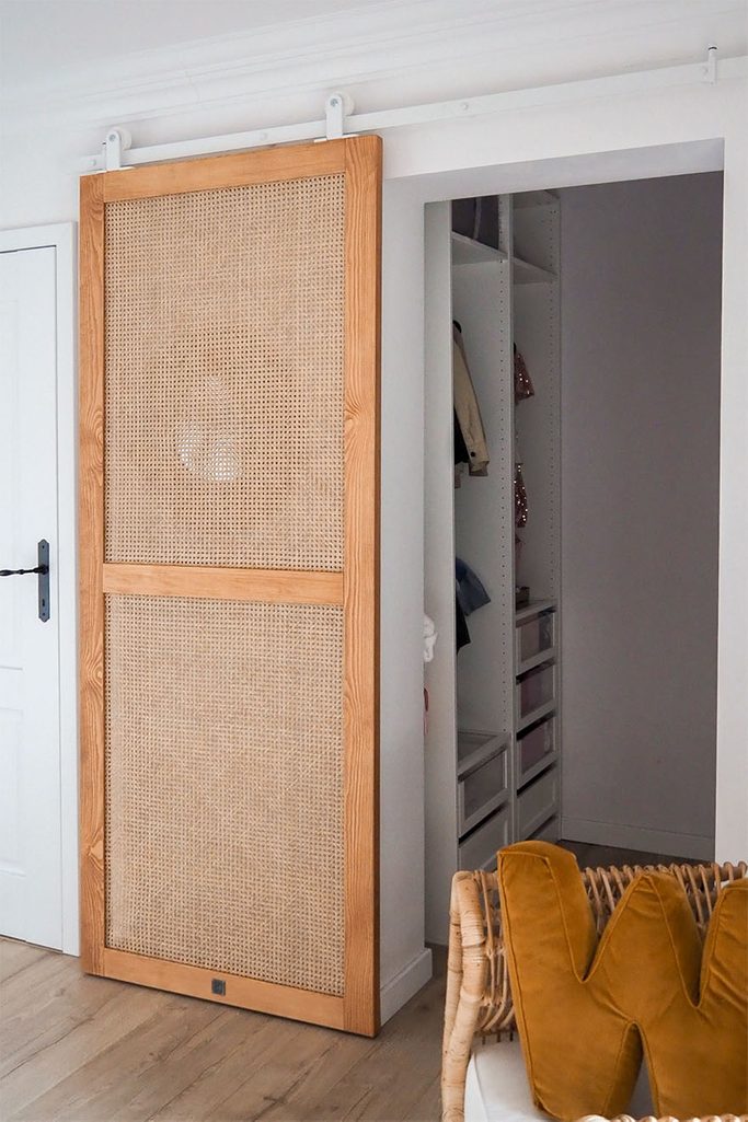 drzwi przesuwne z rattanem do małej garderoby