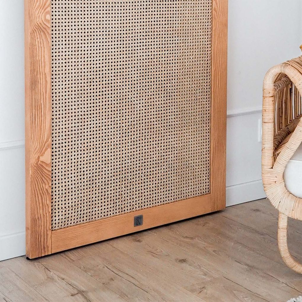 drzwi z rattanem w drewnianej ramie