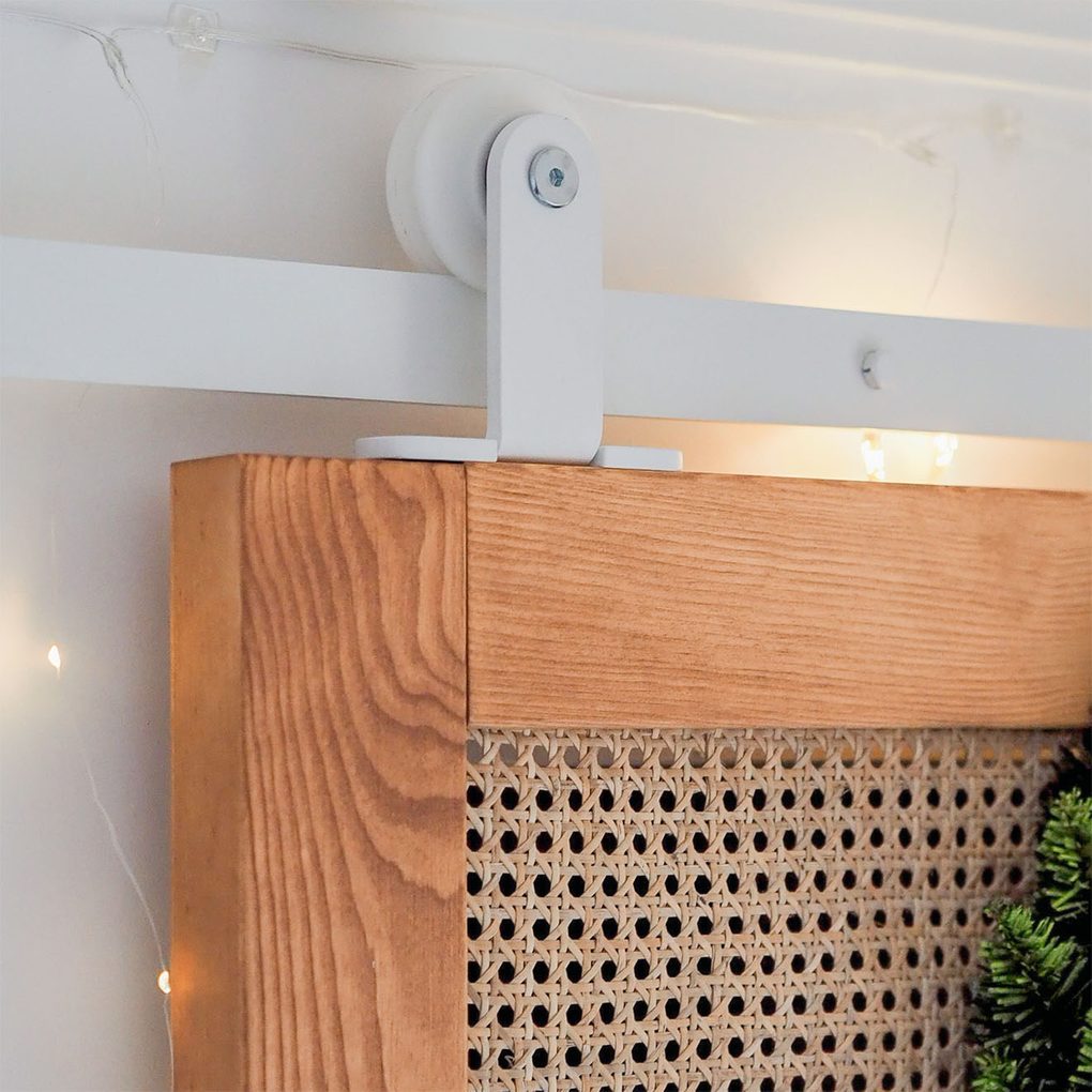 biały system przesuwny do drzwi drewnianych