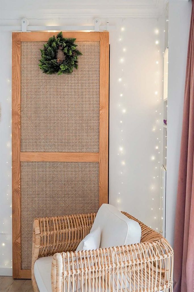 przesuwne drzwi do garderoby z rattanem