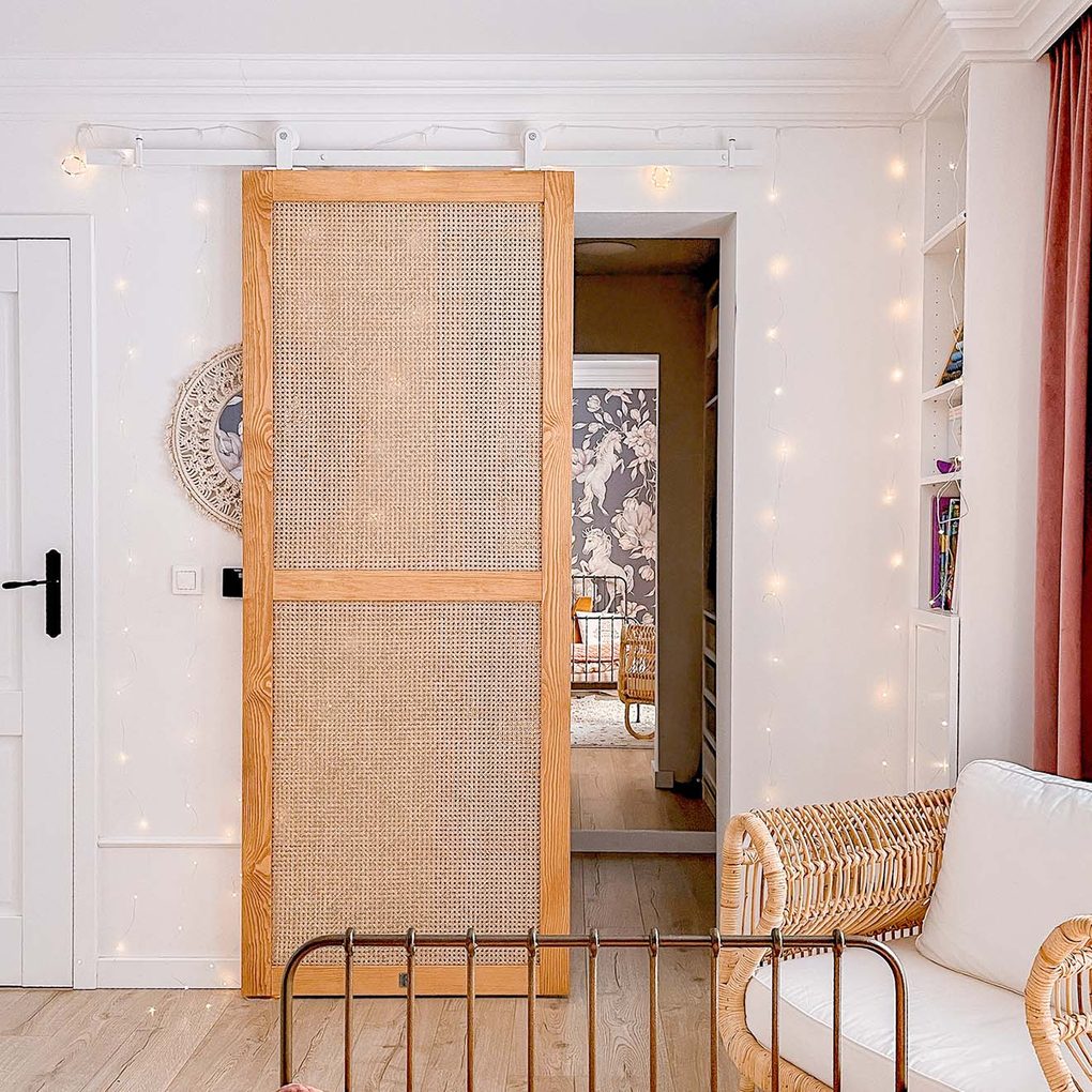 drzwi przesuwne z rattanem do małej garderoby
