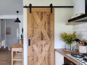 drewniane drzwi przesuwne do spiżarni w kuchni