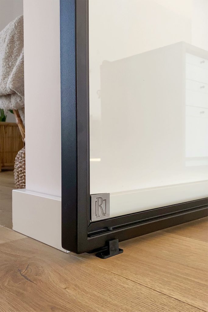 drzwi przesuwne ze szkłem w metalowej ramie