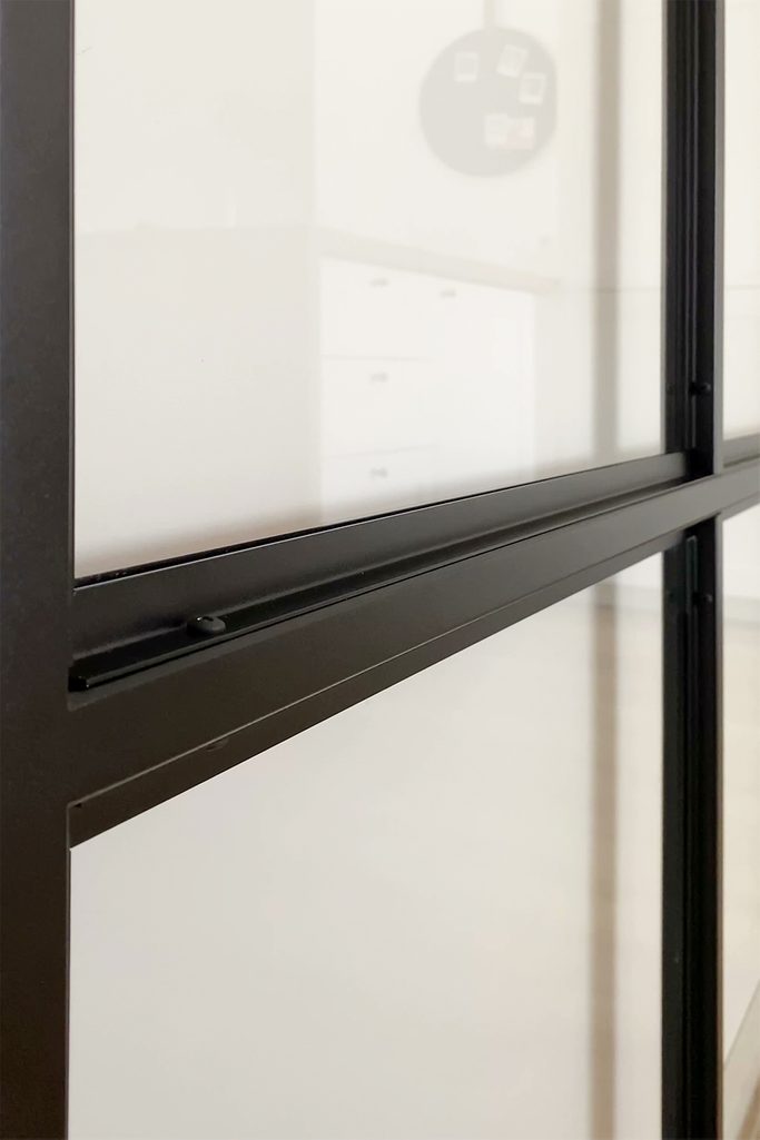 drzwi przesuwne ze szkłem w metalowej ramie