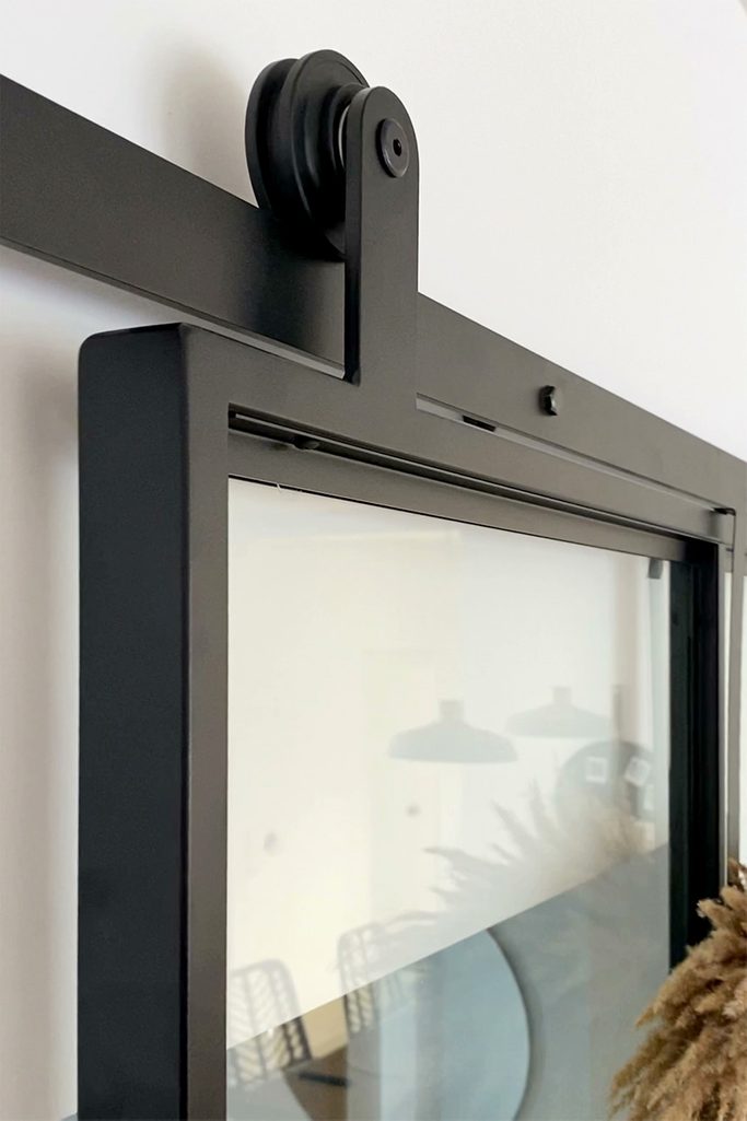 drzwi przesuwne ze szkłem w metalowej ramie