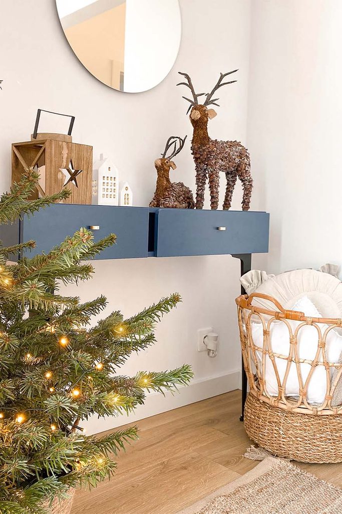 dekoracje świąteczne na wąskiej konsolce z szufladkami