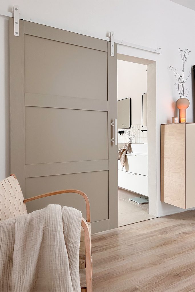 szaro-beżowe drzwi przesuwne do łazienki w stylu nordyckim